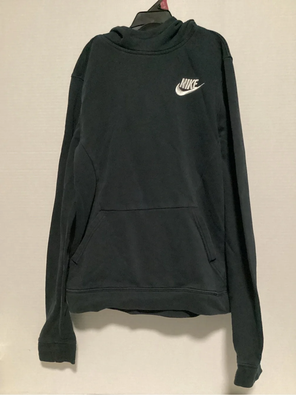 Nike boys Black Crewneck Sweatshirt with White Swoosh xl